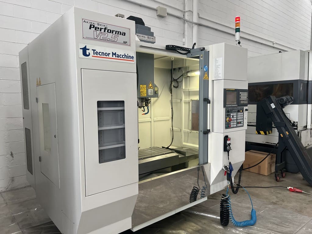 Вертикальный обрабатывающий центр Akira Seiki V2.5